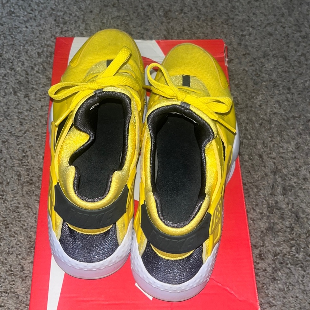 Nike yellow huarache 7 Youth size. light wear